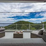 Dundo Pero - Four Bedroom With Swimming Pool And Sea View
