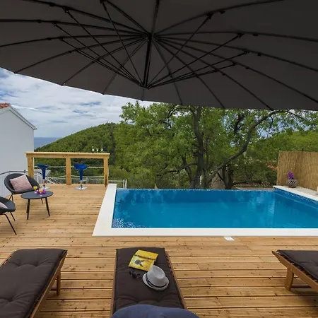 Dundo Pero - Four Bedroom With Swimming Pool And Sea View *