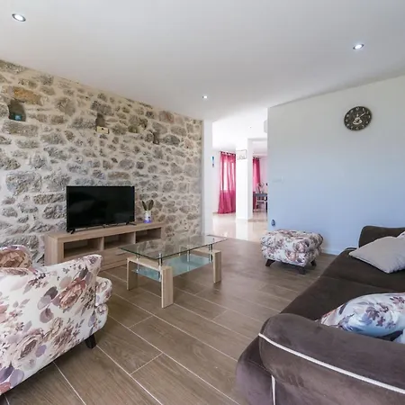 Dundo Pero - Four Bedroom With Swimming Pool And Sea View *