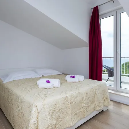 Villa Dundo Pero - Four Bedroom With Swimming Pool And Sea View