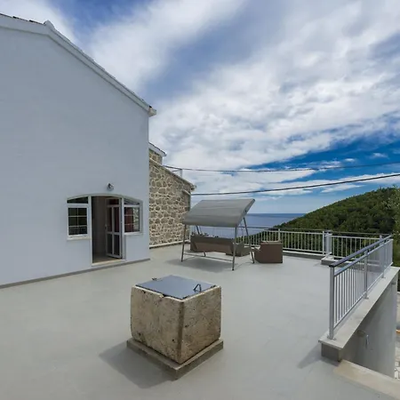 Dundo Pero - Four Bedroom With Swimming Pool And Sea View