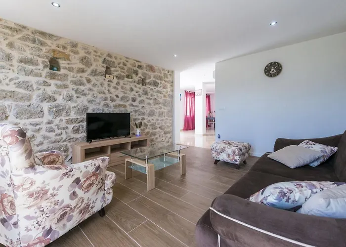 Dundo Pero - Four Bedroom With Swimming Pool And Sea View *