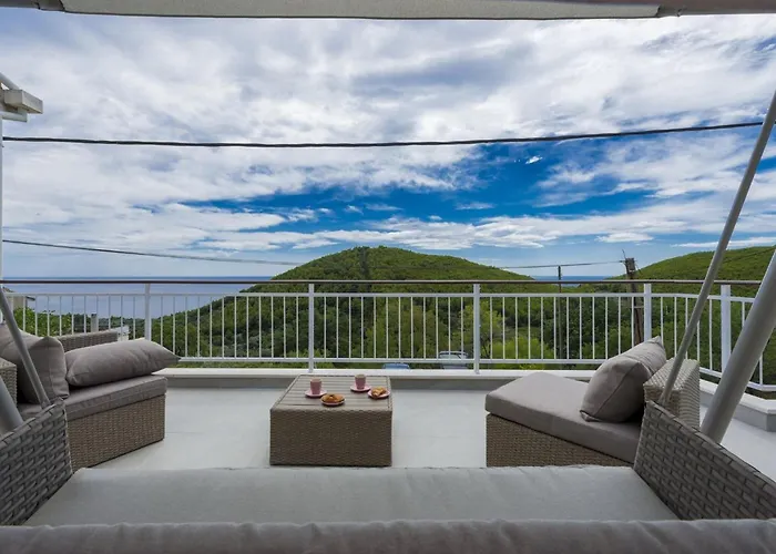 Dundo Pero - Four Bedroom With Swimming Pool And Sea View