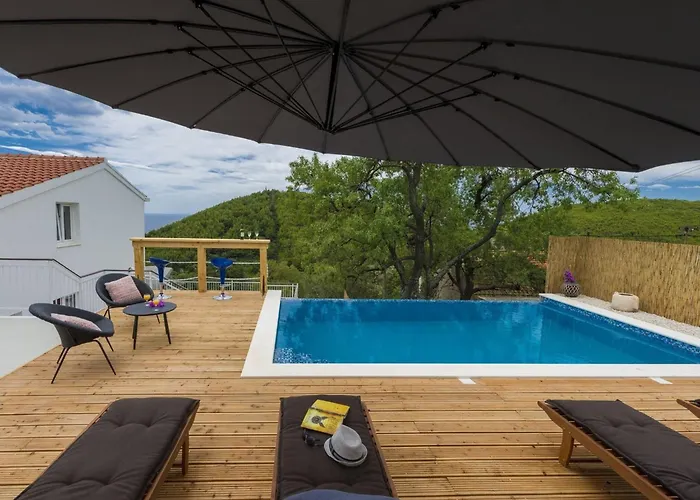 Dundo Pero - Four Bedroom With Swimming Pool And Sea View *