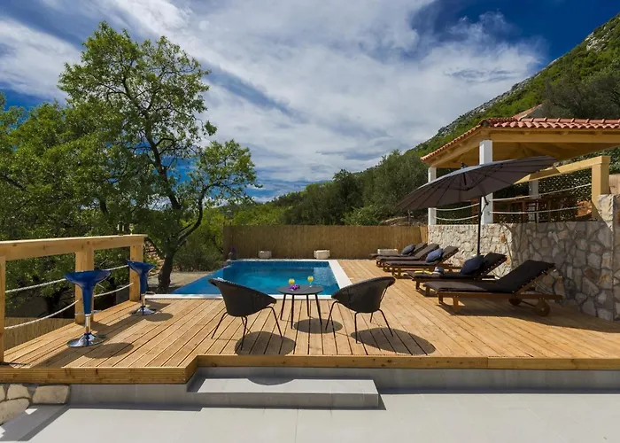 Dundo Pero - Four Bedroom With Swimming Pool And Sea View וילה